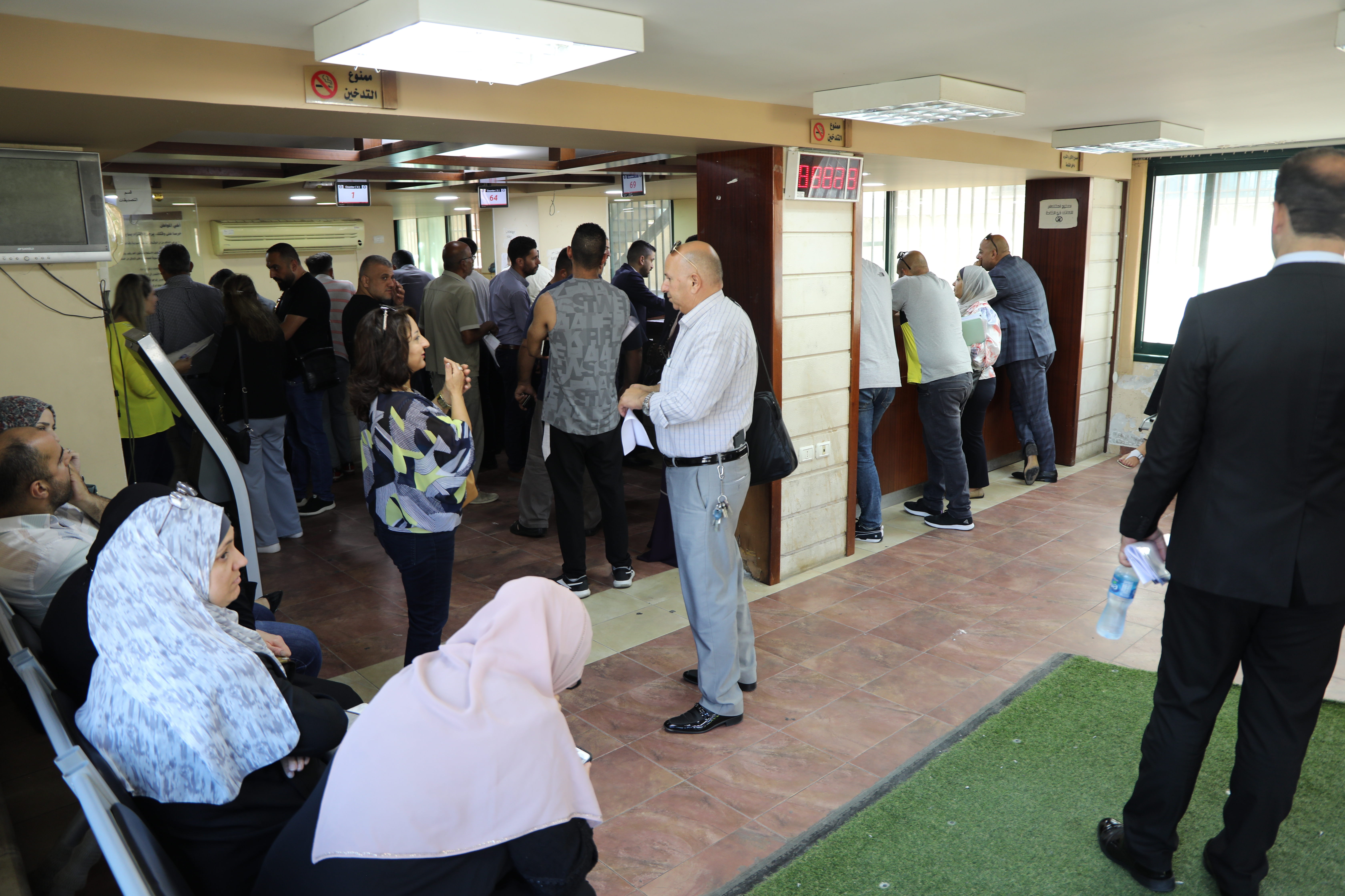 اكتظاظ المواطنين داخل مجمع المحاكم في رام الله